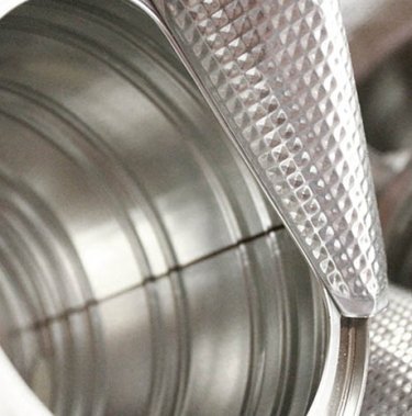 How does a commercial can crusher operate?
