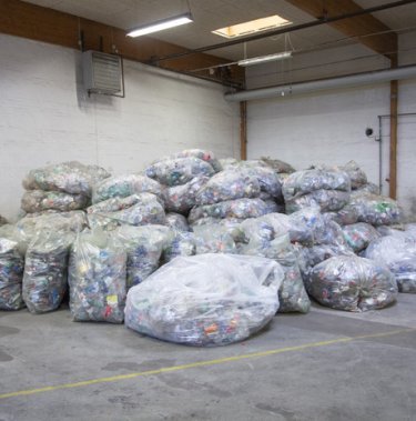 Compression of plastic bottles with a reduction of up to 90%
